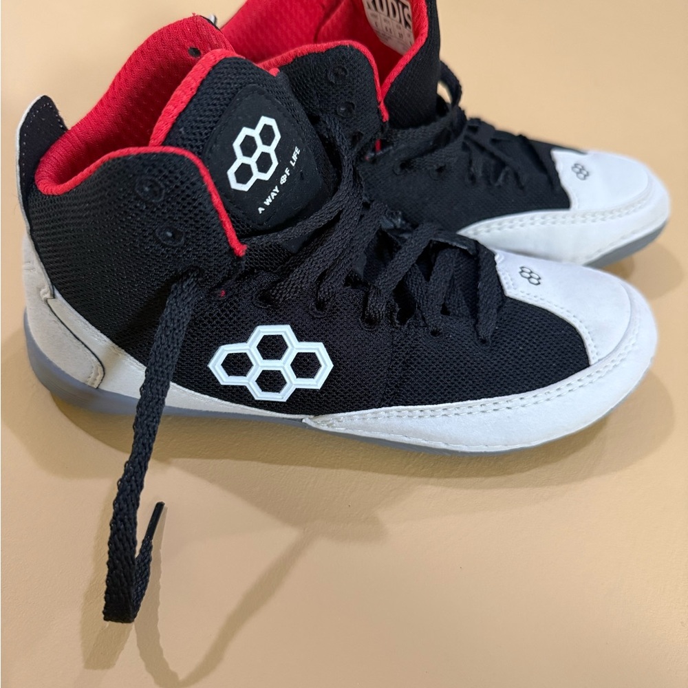 Almost new RUDIS wrestling shoe big boys size 5, women’s 6.5